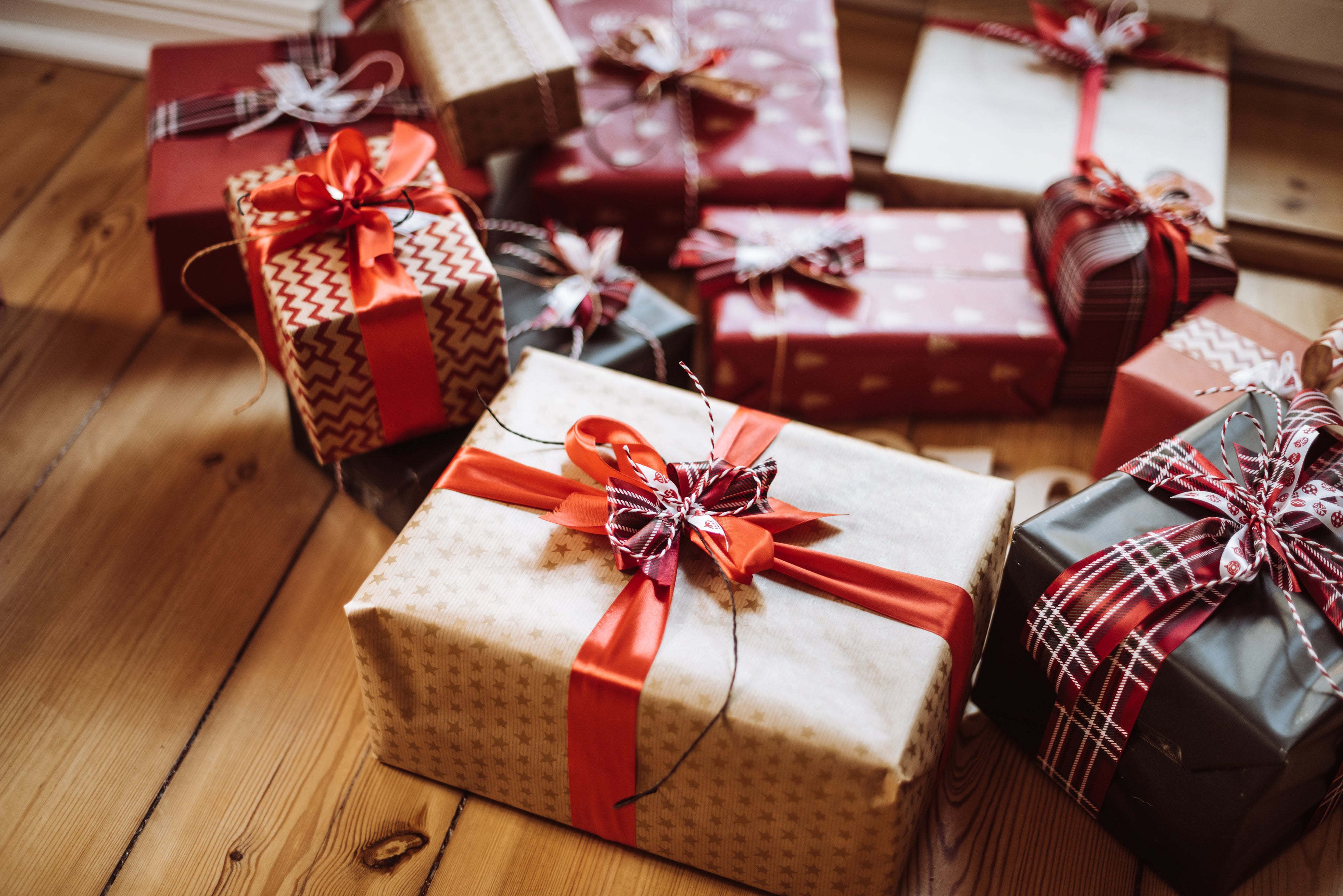 Christmas present wrapping hacks, from decorative touches to ...