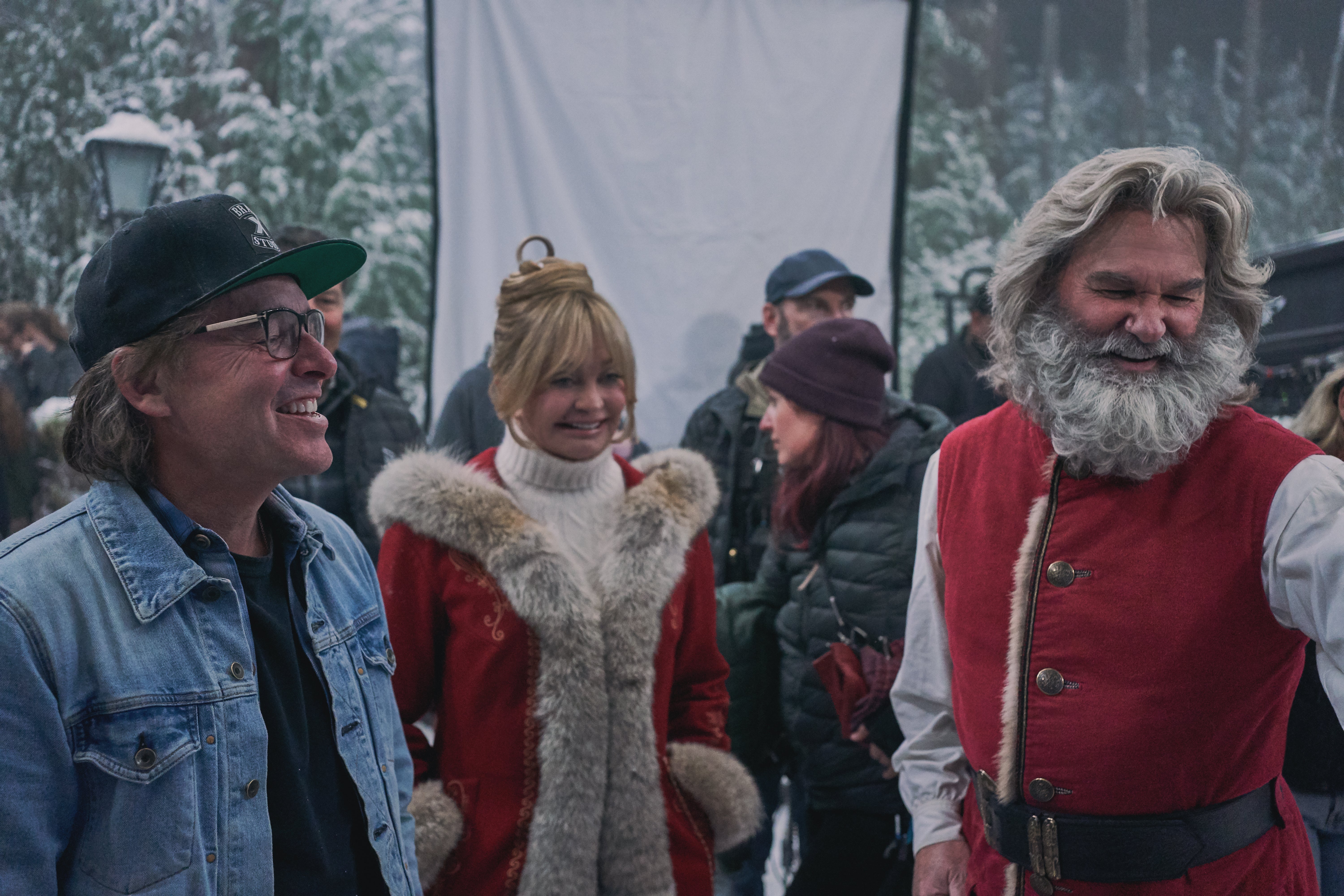 Hawn and Russell with director Chris Columbus on the set of ‘The Christmas Chronicles 2’