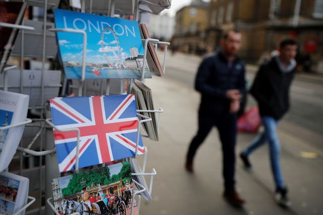 <p>La gente pasa por delante de recuerdos y postales con temática londinense en Londres el 1 de febrero de 2020, el día después de que Gran Bretaña se convirtiera en el primer país en dejar formalmente la UE.</p>