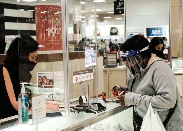 TOLEDO, OH - 27 DE NOVIEMBRE: Compradores del Viernes Negro con máscaras y EPP hacen las rondas por diferentes tiendas en el Franklin Park Mall buscando ofertas del Viernes Negro el 27 de noviembre de 2020 en Toledo, Ohio. A lo largo de Ohio y el medio oeste nuevos casos de Covid-19 han explotado y ahora amenazan con provocar otra ronda de paros y cierres en la temporada de vacaciones.