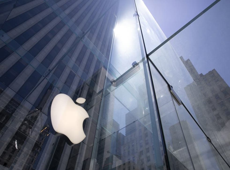 En esta foto del 16 de junio del 2020, se ve la fachada de la tienda de Apple en la Quinta Avenida en Nueva York.En los años desde que Barack Obama y Joe Biden dejaron la Casa Blanca, las fortunas de la industria tecnológica han cambiado. Facebook, Google, Amazon y Apple se van visto bajo escrutinio del Congreso, los reguladores federales, fiscales generales de los estados y las autoridades europeas. Twitter se vio frecuentemente enfrentada con legisladores por sus políticas de moderación del contenido en su plataforma. Y las compañías han visto bajar su respaldo político en el Congreso.