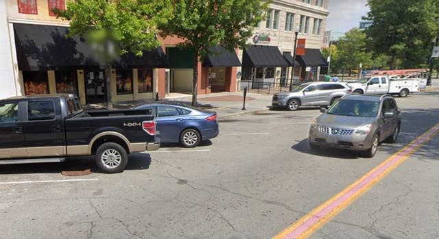 Seis personas recibieron disparos, una de ellas mortalmente, fuera del bar Thirsty Turtle en Macon, Georgia, el día de Acción de Gracias.