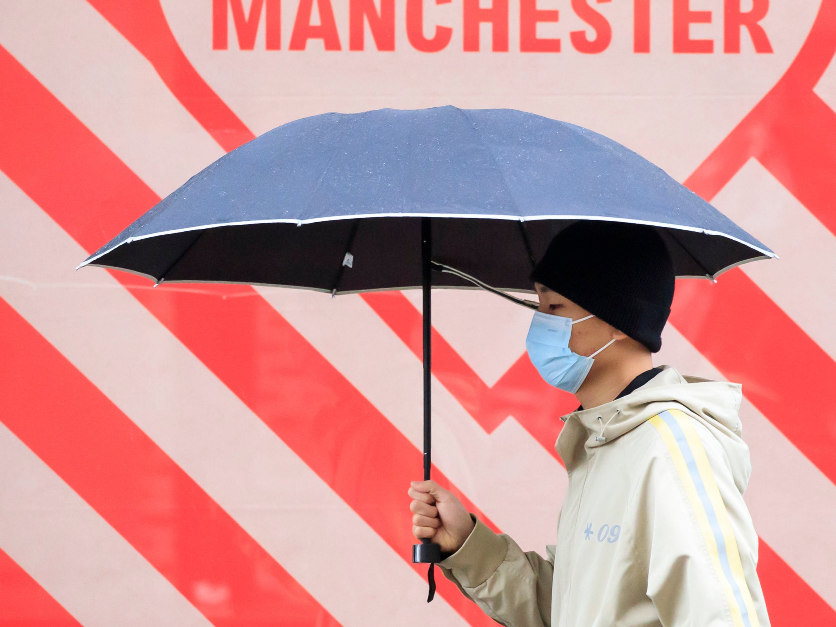 <p>Un hombre pasa frente a un escaparate en Manchester en la última semana de un bloqueo nacional de cuatro semanas para frenar la propagación del coronavirus. PA Photo. Fecha de la imagen: sábado 28 de noviembre de 2020. El gobierno ha publicado su lista que describe qué partes de Inglaterra estarán en qué nivel cuando finalice el cierre nacional el 2 de diciembre, con franjas del noreste y noroeste en el nivel 3, pero Londres lo hará. estar en el Nivel 2. Vea la historia de PA SALUD Coronavirus. Danny Lawson / AP Wire</p>