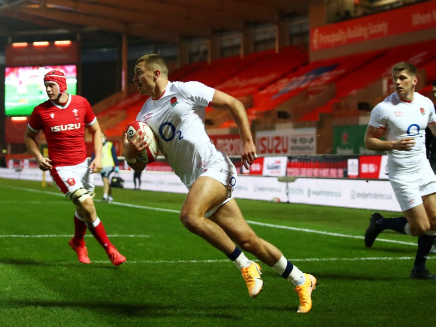 Henry Slade runs in to score the first try for England