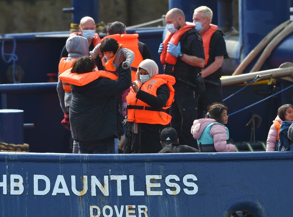 <p>Waleed, de 29 años, un migrante kuwaití, sube a un niño a bordo del remolcador DHB Dauntless cuando la Fuerza Fronteriza del Reino Unido lo lleva a la costa después de cruzar ilegalmente el Canal de la Mancha desde Francia en un bote el 11 de septiembre de 2020.</p>