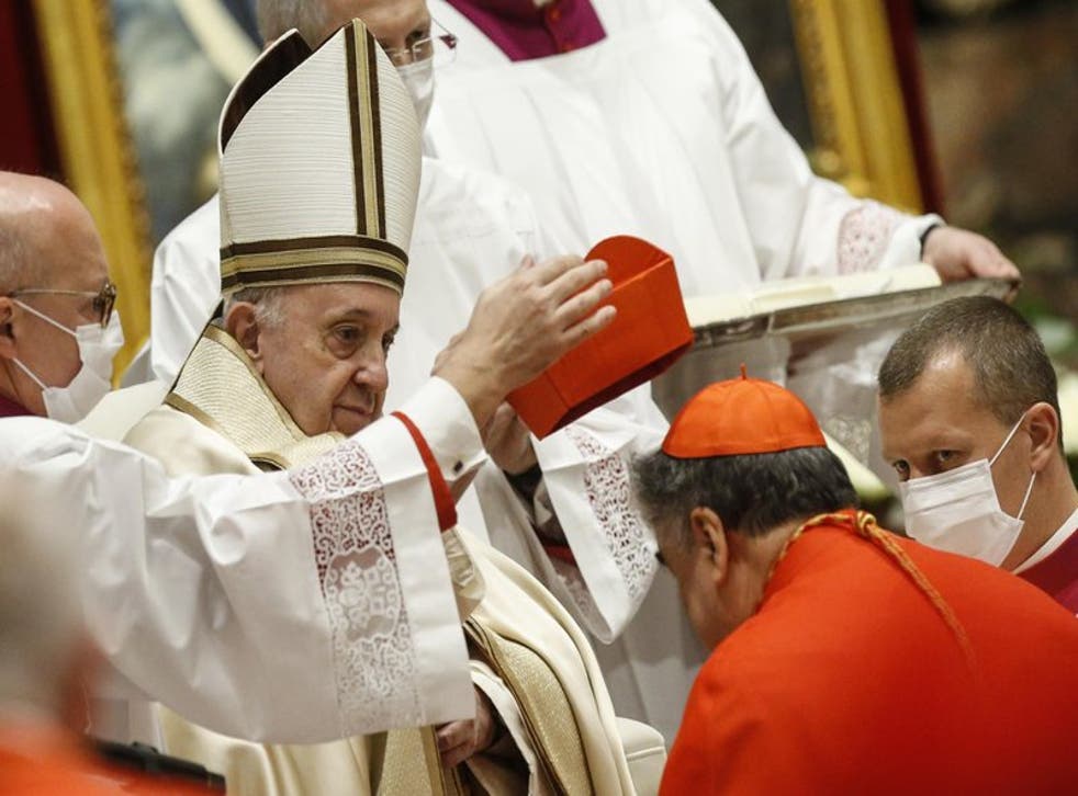 El nuevo cardenal mexicano Felipe Arizmendi Esquivel recibe su capelo cardenalicio del papa Francisco durante una ceremonia del consistorio donde 13 obispos fueron ascendidos a rango de cardenal en la Basílica de San Pedro en el Vaticano, el sábado 28 de noviembre de 2020