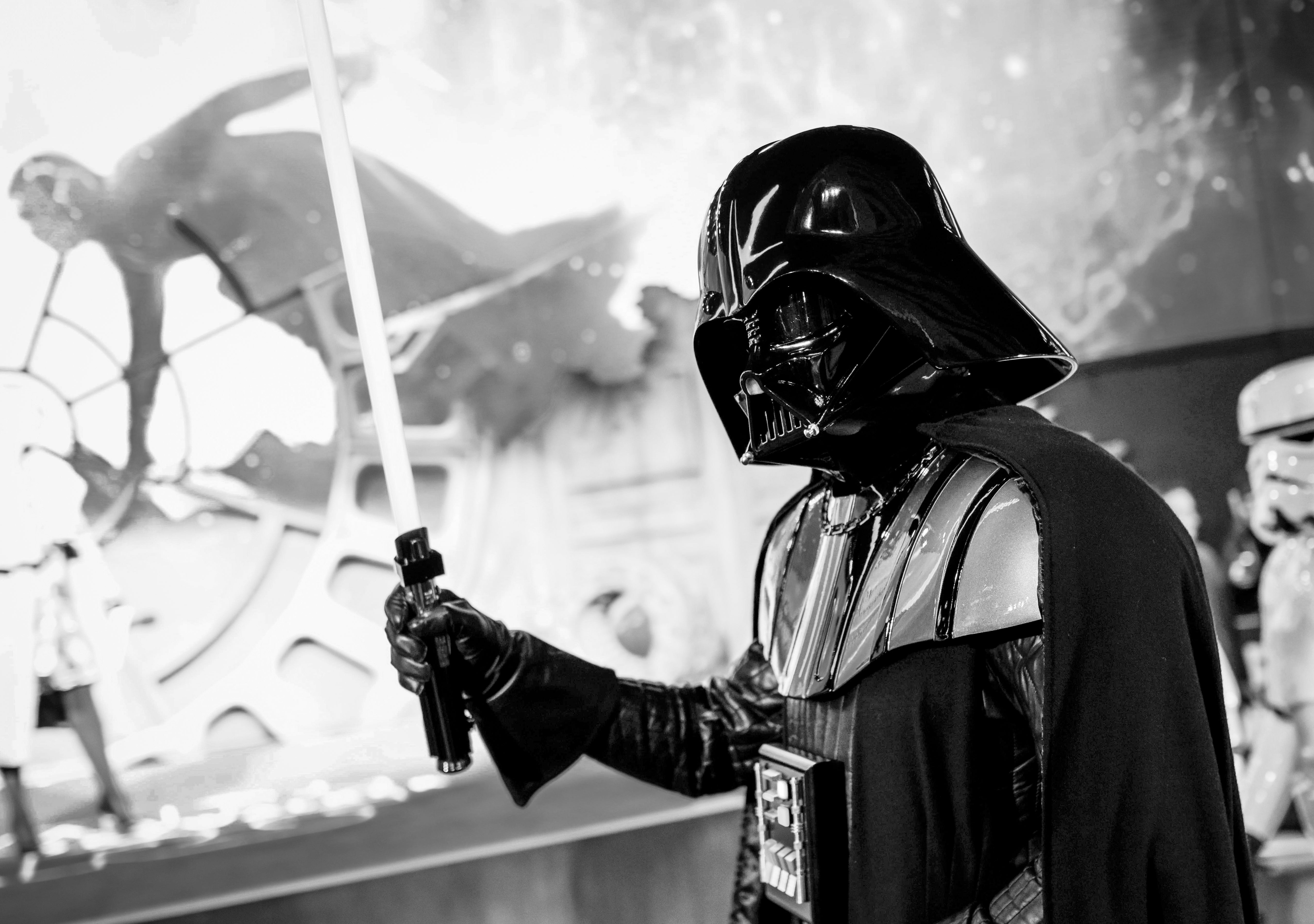 LONDRES, INGLATERRA - 18 DE DICIEMBRE: (NOTA DEL EDITOR: La imagen ha sido convertida a blanco y negro) Darth Vader en el estreno europeo de "Star Wars: The Rise of Skywalker" en Cineworld Leicester Square el 18 de diciembre de 2019 en Londres, Inglaterra. 242 / 1024 LONDRES, INGLATERRA - 18 DE DICIEMBRE: (NOTA DEL EDITOR: La imagen ha sido convertida a blanco y negro) Darth Vader en el estreno europeo de "Star Wars: The Rise of Skywalker" en Cineworld Leicester Square el 18 de diciembre de 2019 en Londres, Inglaterra.