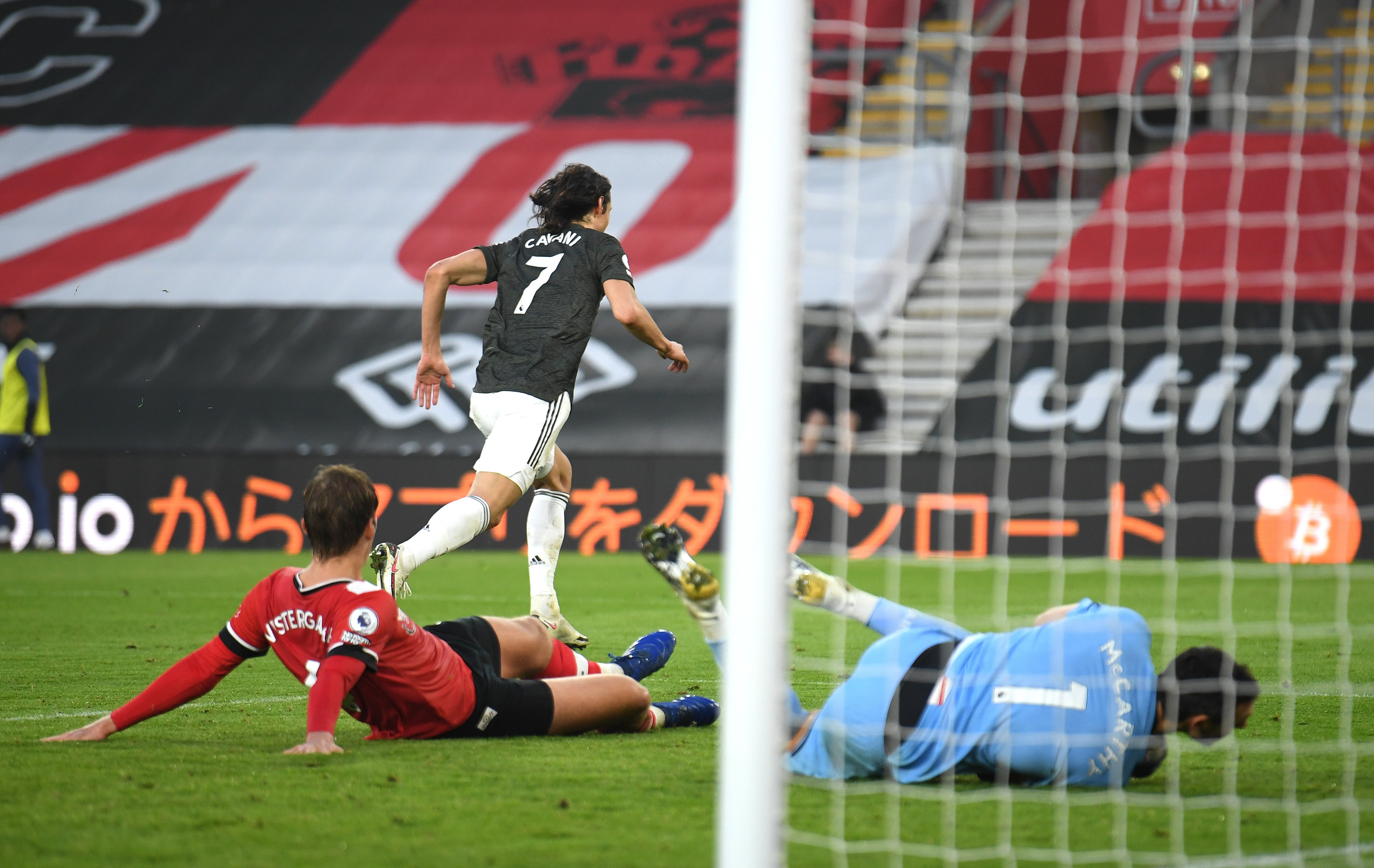 SOUTHAMPTON, INGLATERRA - 29 DE NOVIEMBRE: Edinson Cavani del Manchester United celebra después de marcar el tercer gol de su equipo, mientras Alex McCarthy y Jannick Vestergaard de Southampton parecen abatidos durante el partido de la Premier League entre Southampton y Manchester United en el St Mary’s Stadium el 29 de noviembre de 2020 en Southampton, Inglaterra. Los estadios deportivos en todo el Reino Unido siguen bajo estrictas restricciones debido a la pandemia del Coronavirus, ya que las leyes de distanciamiento social del gobierno prohíben a los aficionados dentro de las sedes, lo que hace que los partidos se jueguen a puerta cerrada. 