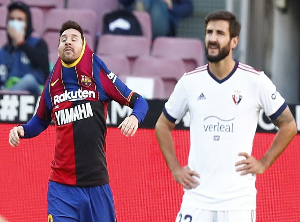 Lionel Messi tras anotar el cuarto gol del Barcelona en la victoria 4-0 ante Osasuna en La Liga de España.
