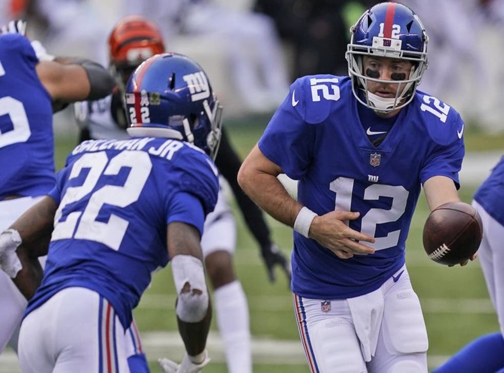El quarterback de los Giants de Nueva York Colt McCoy le entrega el balón a Wayne Gallman Jr. en el encuentro ante los Bengals.