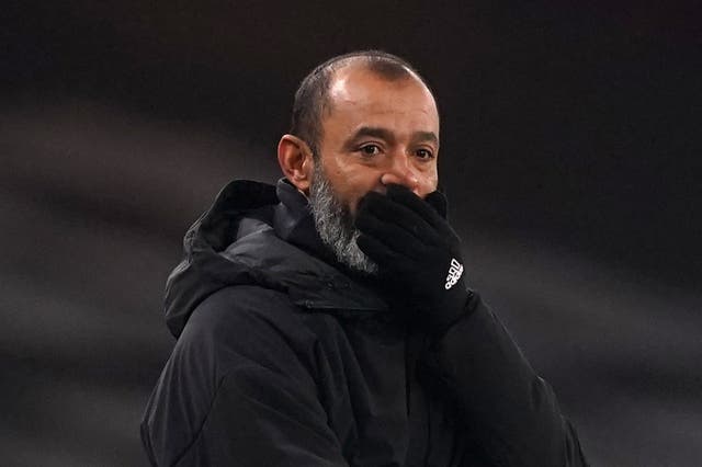 <p>El técnico de los Wolves, Nuno Espirito Santo, estaba visiblemente preocupado por su jugador.</p>