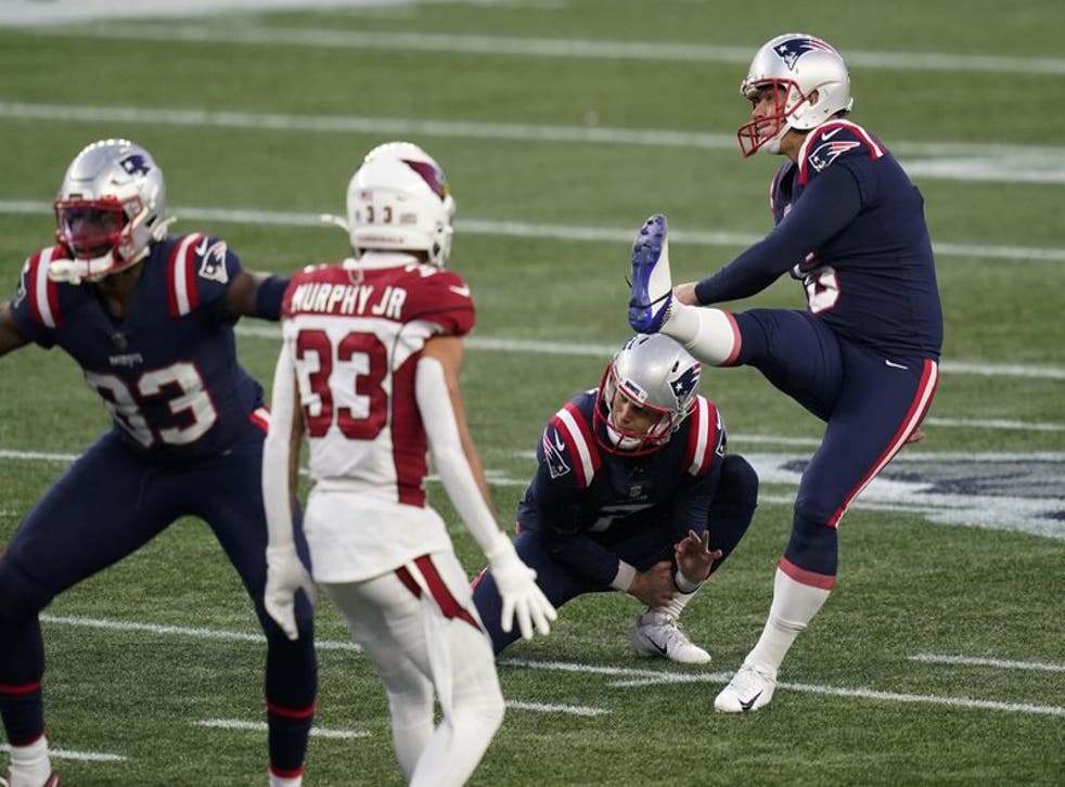 El pateador de los Patriots de Nueva Inglaterra Nick Folk para el gol de campo con el que aseguró el triunfo de su equipo ante los Cardinals.