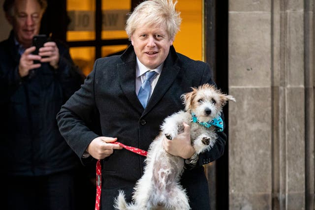 <p>Boris Johnson, Primer Ministro, posa junto a su mascota.&nbsp;</p>