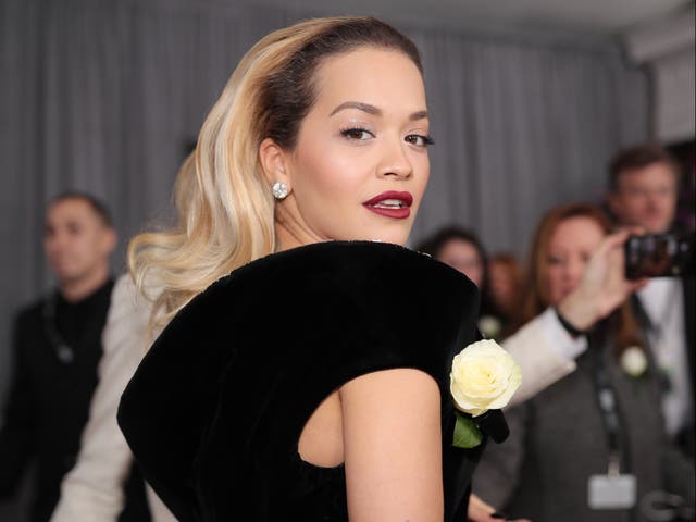 Rita Ora se disculpó por hacer una fiesta durante el encierro