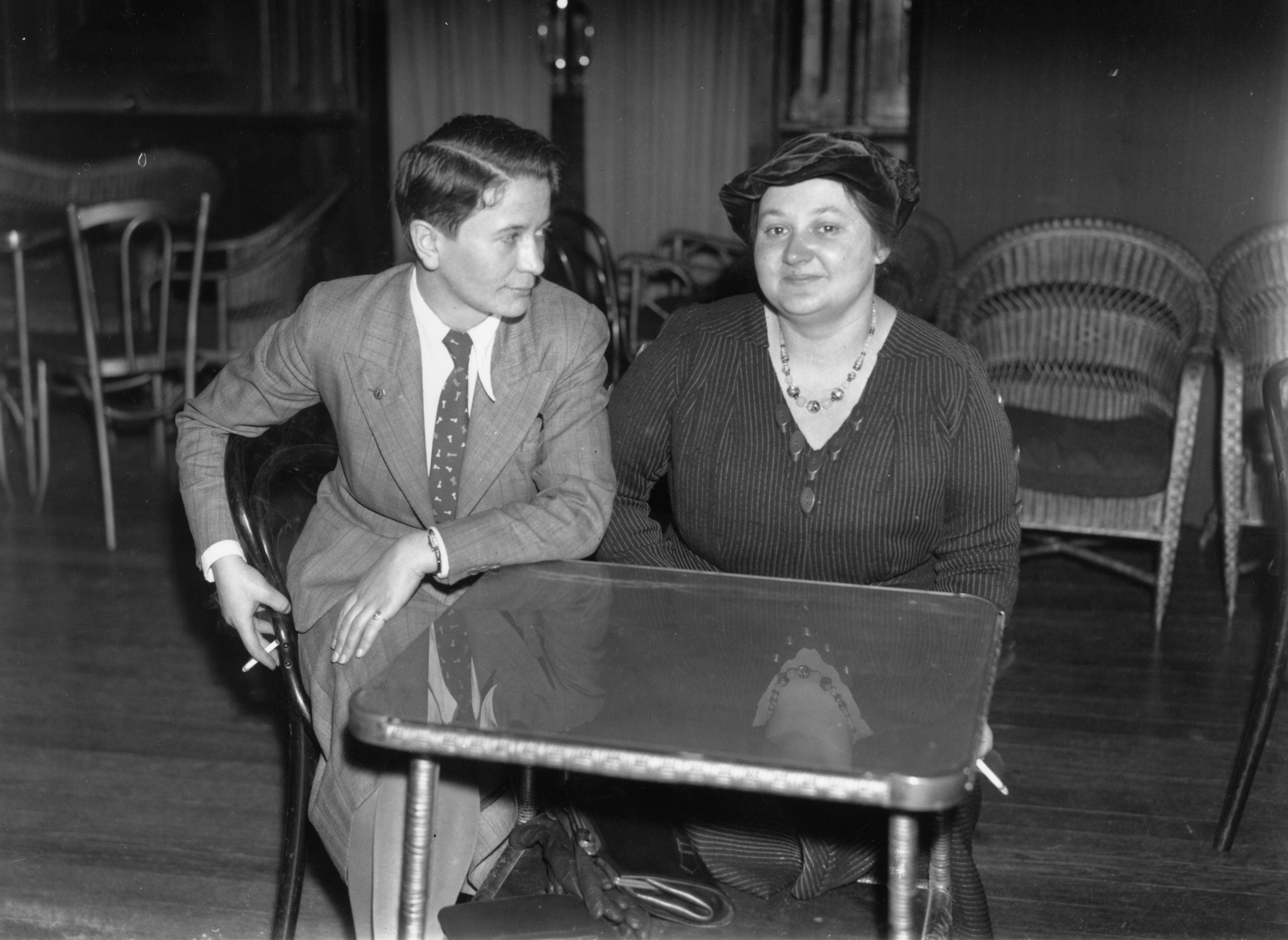 Vera Menchik (right) and challenger Sonja Graf after signing a contract at the Bloomsbury Hotel, London, to play for the championship of the world in 1936