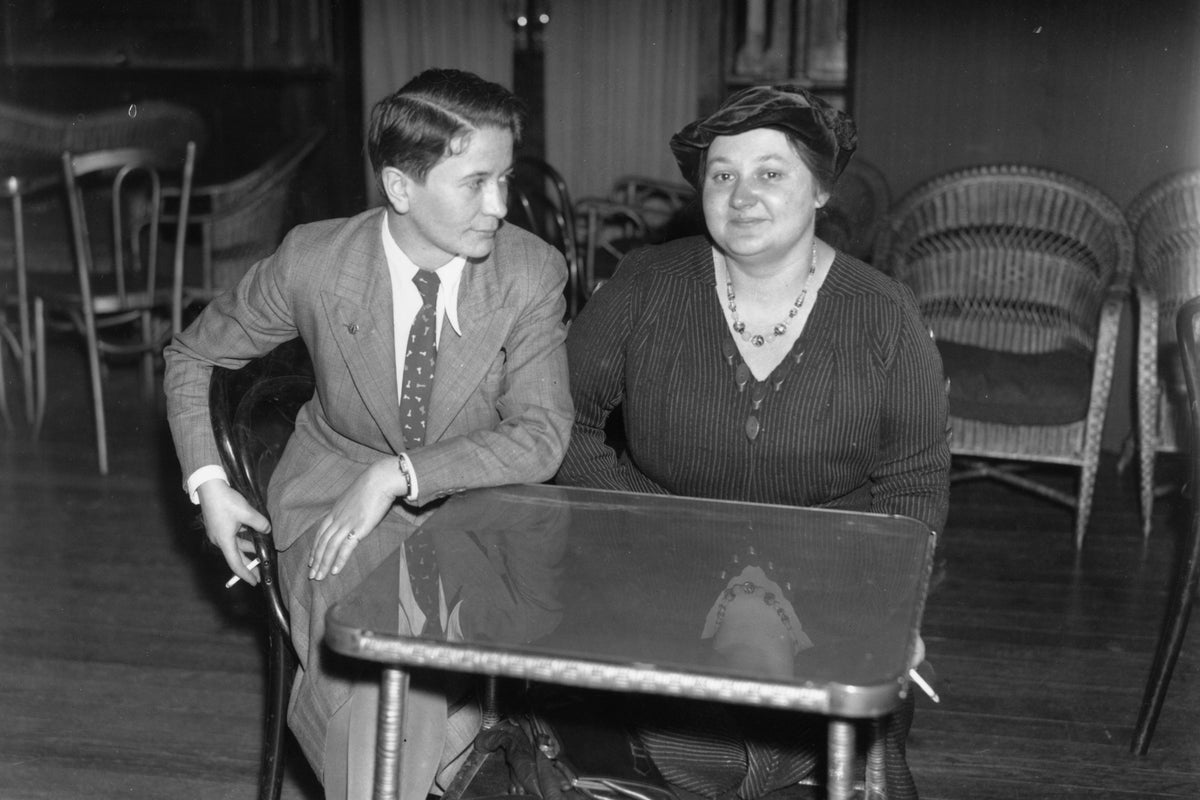How Old Is Beth Harmon In 1966