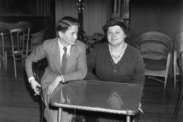 <p>Vera Menchik (right) and challenger Sonja Graf after signing a contract at the Bloomsbury Hotel, London, to play for the championship of the world in 1936</p>