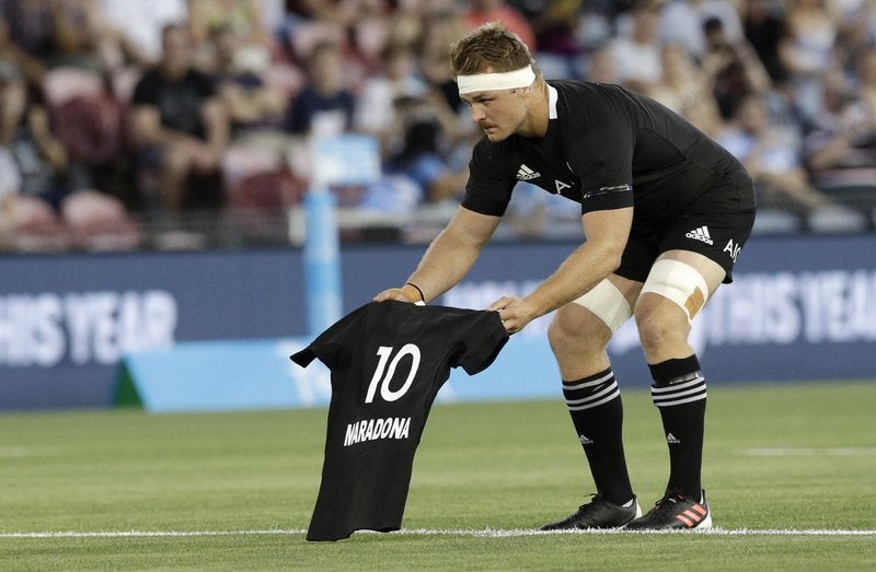 Sam Cane, de Nueva Zelanda, coloca un jersey con el número 10 y el apellido de Diego Maradona.