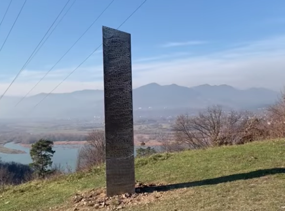 <p>Monolito encontrado en Rumania</p>