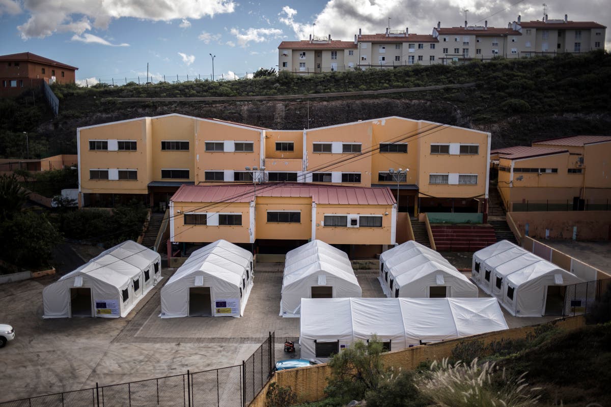 Migrants arriving in Canary Islands go to barracks, hotels migrants