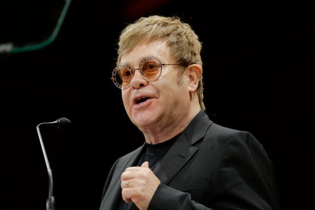 <p>En esta fotografía de archivo del 6 de noviembre de 2017, el músico Elton John se dirige a una audiencia antes de recibir el Premio Humanitario del Año de Harvard 2017 en la Universidad de Harvard, en Cambridge, Massachusetts. La Fundación Elton John contra el SIDA y TikTok se unen para crear conciencia sobre la enfermedad a través de una campaña y un evento en vivo para el Día Mundial del SIDA. La fundación de John y el servicio de redes sociales anunciaron su colaboración el martes para un show en vivo el 1 de diciembre.</p>