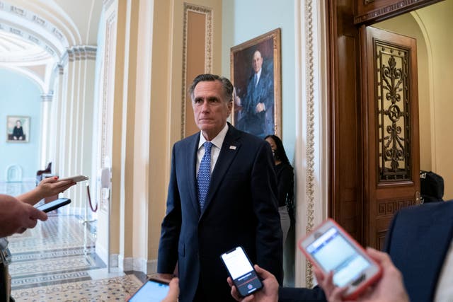<p>El senador estadounidense Mitt Romney (R-UT) habla con los reporteros en el Capitolio de los Estados Unidos el 21 de septiembre de 2020 en Washington, DC. El líder de la mayoría del Senado, Mitch McConnell (R-KY), planea realizar una votación para ocupar el puesto de la Corte Suprema de la jueza Ruth Bader Ginsburg, y se espera que el presidente de los Estados Unidos, Donald Trump, presente a su nominado el viernes o sábado.</p>
