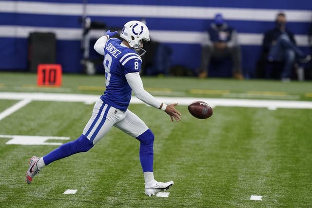El pateador de despeje de los Colts de Indianápolis Rigoberto Sanchez previo al juego ante los Titans.