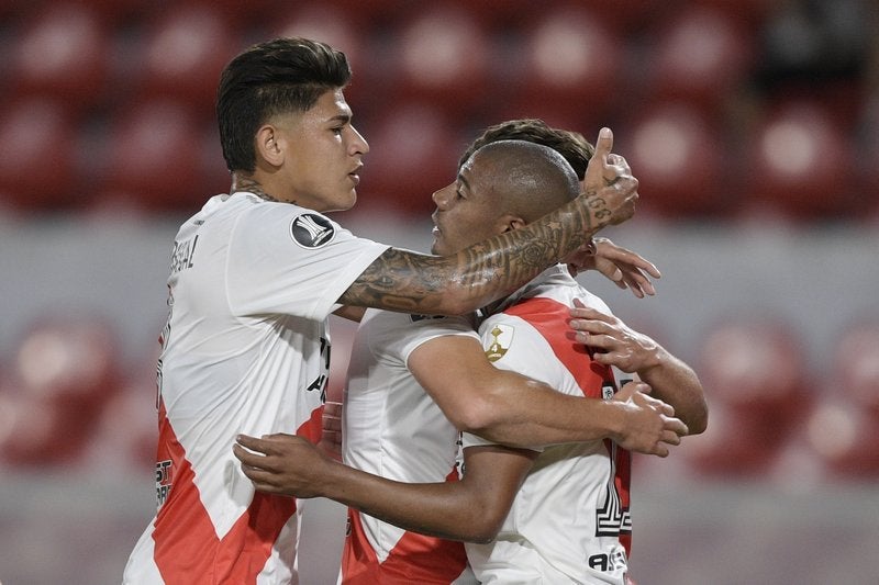 Diego de la Cruz festeja con sus compañeros tras anotar frente al Athlético Paranaense.