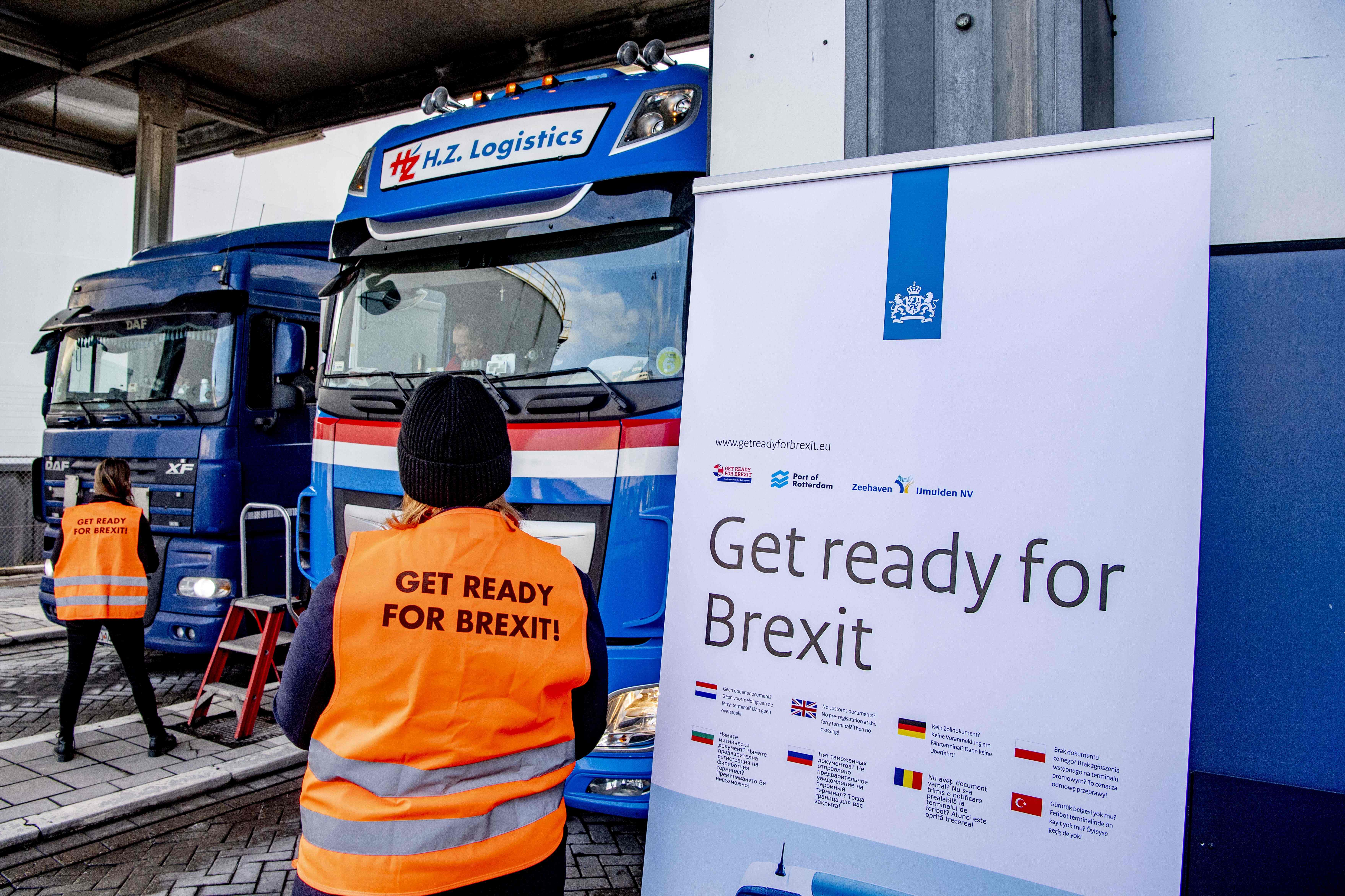 Brexit news – live: Potential for border ‘catastrophe’, MPs warn as talks go down to wire