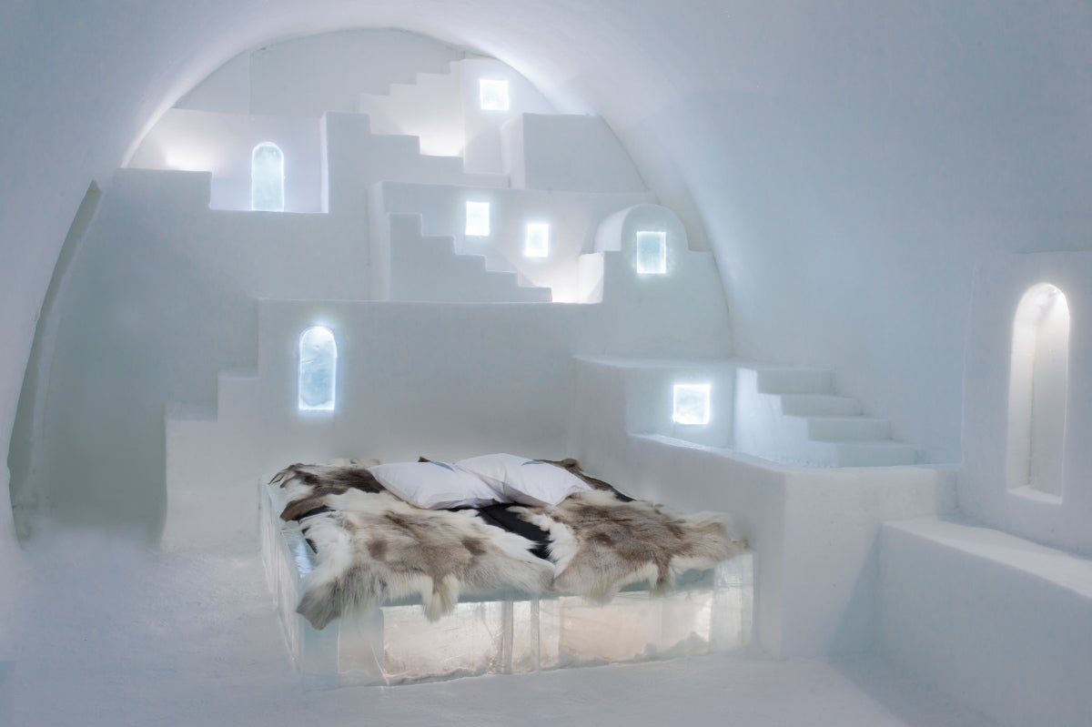 The White Santorini room at the Icehotel