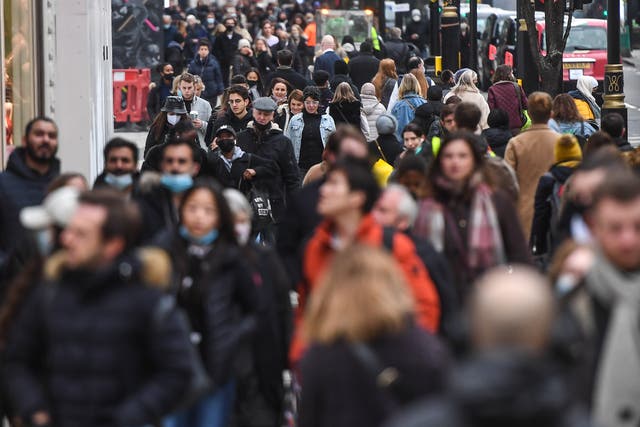 <p>Multitudes de compradores se ven en Oxford Street, en Londres, el 2 de diciembre cuando Inglaterra sale del confinamiento nacional.</p>
