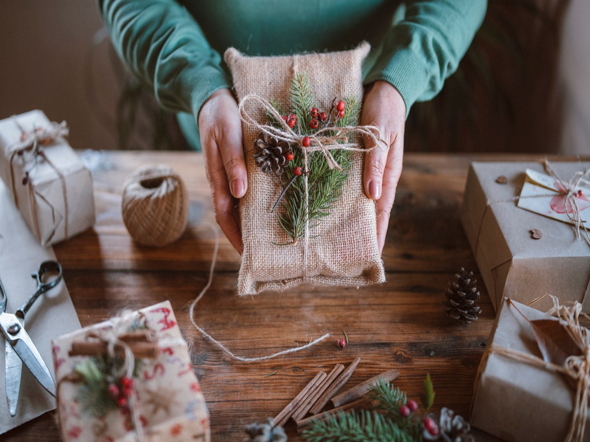 DIY Gift Wrapping with Flowers - Very Pretty Eco-Friendly