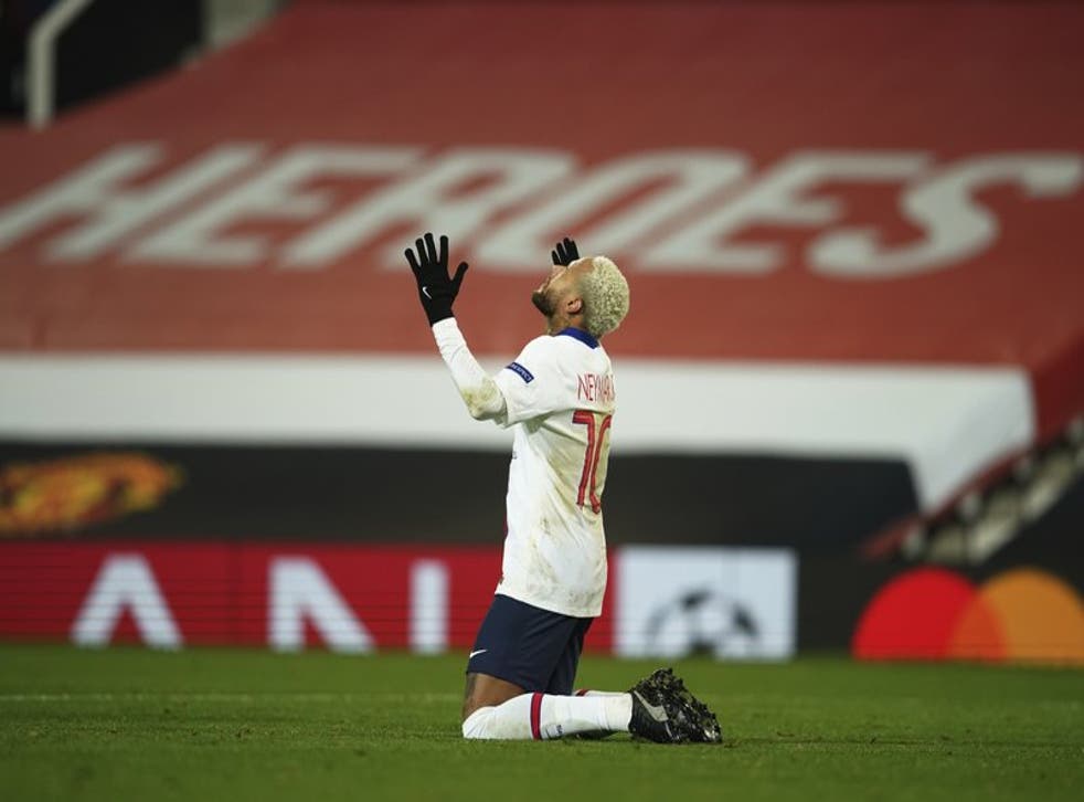 El brasileño festeja luego de anotar el tercer gol de su equipo ante el Manchester United.