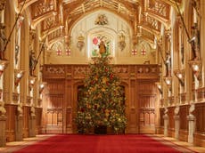 Queen puts up 20ft Christmas tree at Windsor Castle 