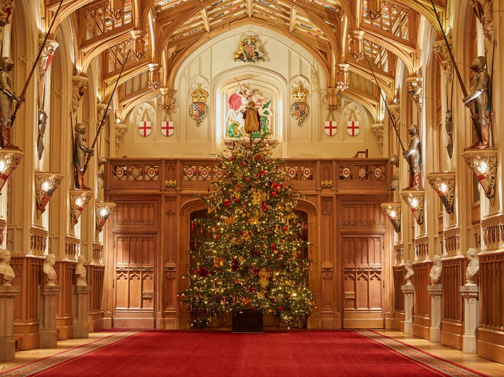 Queen puts up 20ft Christmas tree at Windsor Castle ahead of ‘quiet