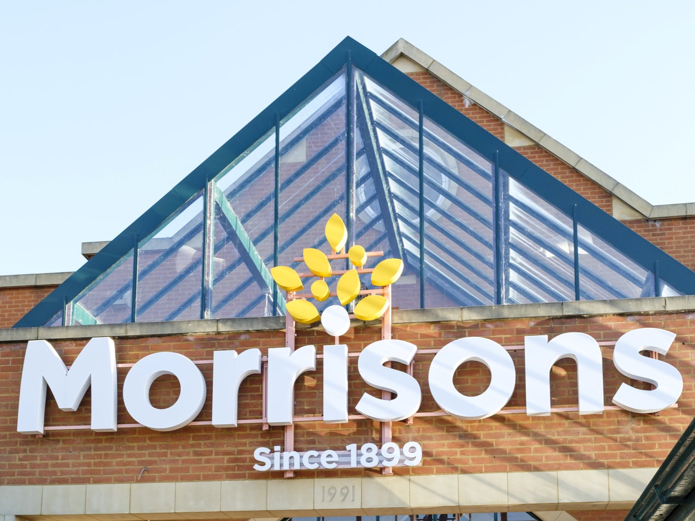 Morrisons is the first supermarket to pay staff a minimum of &nbsp;£10 an hour