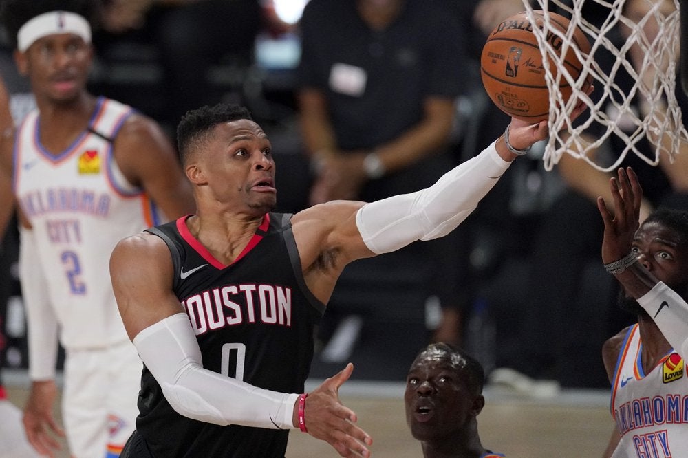 En esta foto de archivo del miércoles 2 de septiembre de 2020, Russell Westbrook, de los Rockets de Houston, salta para encestar en un duelo frente al Thunder de Oklahoma City 