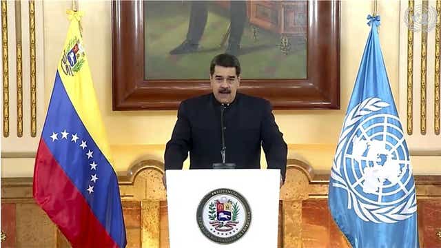 En esta imagen tomada del video de UNTV, el presidente venezolano Nicolás Maduro habla en un mensaje pregrabado que fue reproducido durante la sesión especial de la Asamblea General de la ONU para discutir la respuesta al COVID-19 y el mejor camino para recuperarse de la pandemia el jueves 3 de diciembre de 2020, en la sede de la ONU, en Nueva York. Los venezolanos concurirán el domingo a las urnas para elegir una nueva Asamblea Nacional en unos comicios boicoteados por las principales fuerzas opositoras y cuestionados por Estados Unidos, la Unión Europea y la mayoría de los países de la región. 