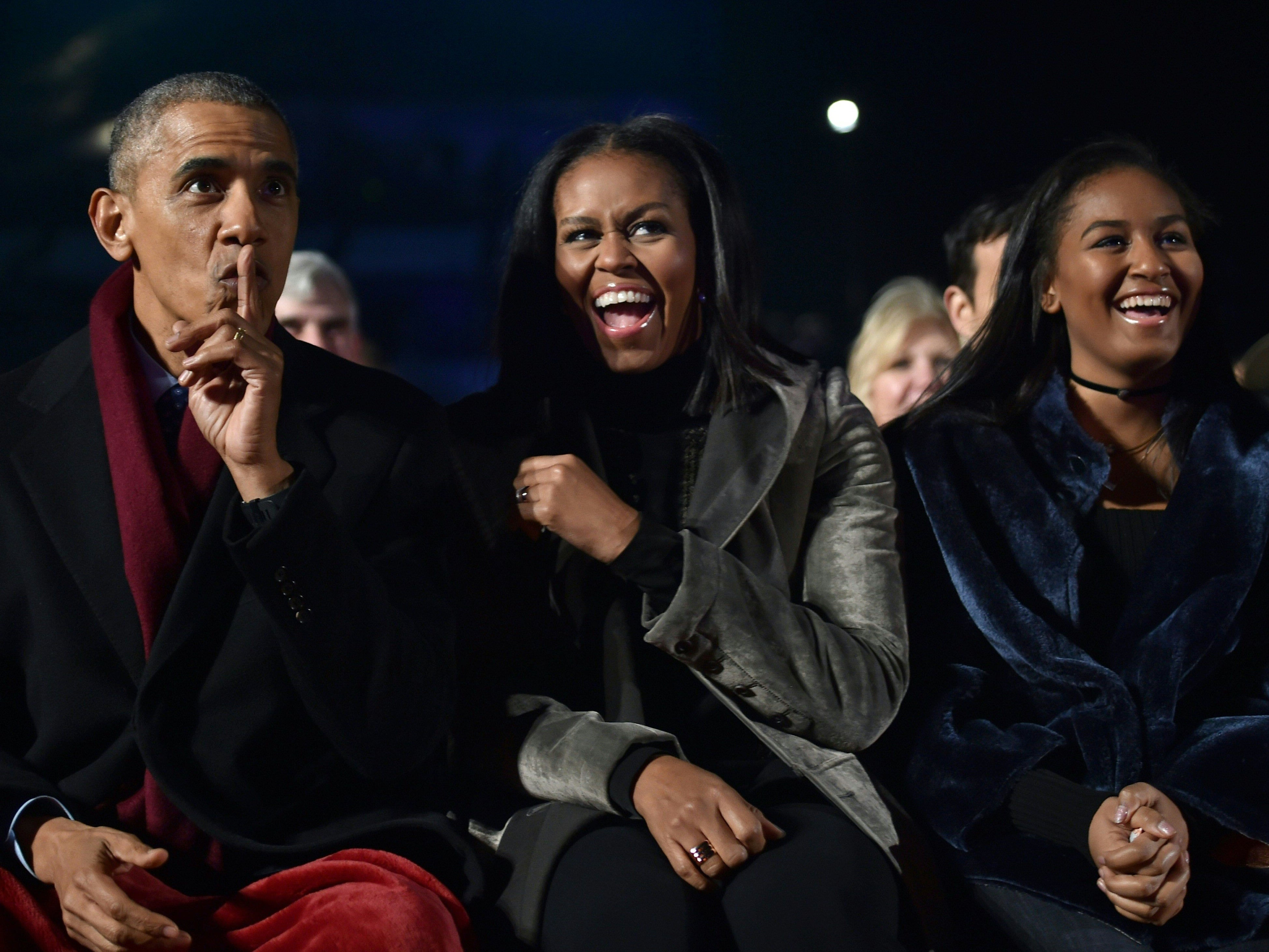 <p>Barack Obama, Michelle Obama y Sasha Obama en la ceremonia nacional de iluminación del árbol de Navidad ,el 1 de diciembre de 2016 en Washington, DC.</p>