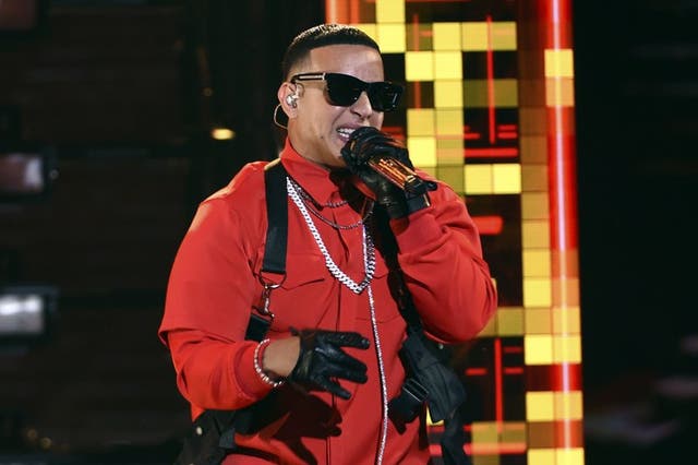 <p>Daddy Yankee canta en la ceremonia de los Latin American Music Awards, en Los Ángeles, en esta foto del 17 de octubre del 2019. El viernes 6 de diciembre del 2020, el astro del reggaetón lanzará la primera parte de "DY2K20", una versión digital de su serie de 12 conciertos del año pasado en el Coliseo de Puerto Rico José Miguel Agrelot, "Con Calma Pal 'Choli". El espectáculo, dividido en tres partes, estará disponible gratis en el canal de YouTube de Daddy Yankee.</p>