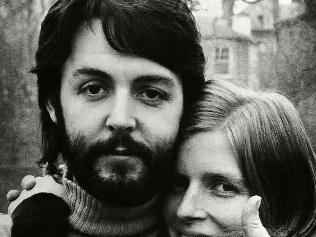 <p>Paul McCartney con su esposa Linda en 1970, días después de que anunciara que los Beatles nunca volverían a trabajar juntos.</p>