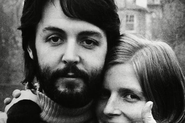 <p>Paul McCartney con su esposa Linda en 1970, días después de que anunciara que los Beatles nunca volverían a trabajar juntos.</p>