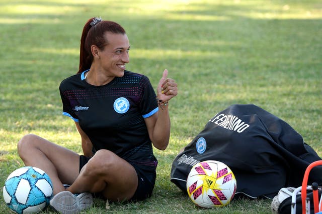 <p>La futbolista argentina Mara Gómez espera el inicio de un entrenamiento con su equipo de fútbol femenino de primera división, Villa San Carlos, en La Plata, Argentina, el 14 de febrero de 2020.</p>