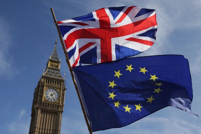 <p>(Archivos) En esta imagen de archivo tomada el 25 de marzo de 2017, se ve una bandera de la UE y una bandera de la Unión sostenida por un manifestante con Elizabeth Tower (Big Ben) y las Casas del Parlamento como manifestantes que participan en un anti-Brexit, pro La Unión Europea (UE) ingresa a la Plaza del Parlamento en el centro de Londres, antes de la activación prevista por el gobierno británico del Artículo 50 la próxima semana.</p>