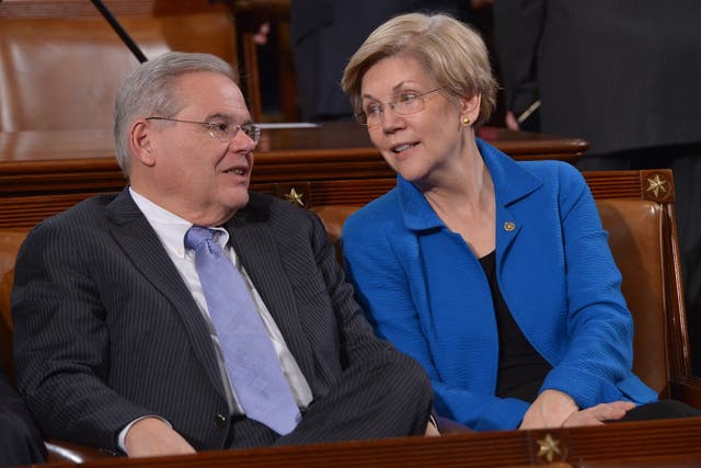 <p>Elizabeth Warren y Bob Mendez hablan ante el discurso sobre el Estado de la Unión del Presidente de los Estados Unidos, Barack Obama, el 20 de enero de 2015 en la Cámara de Representantes del Capitolio de los Estados Unidos.</p>