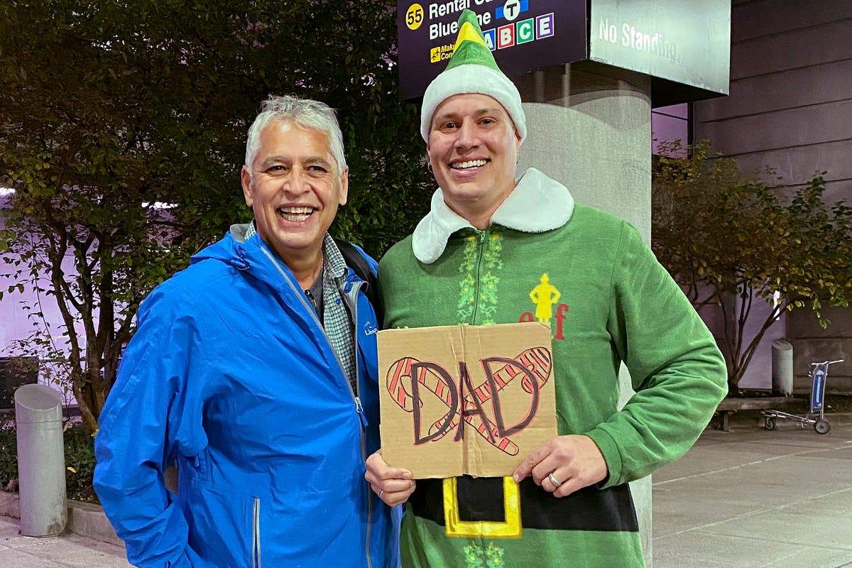 Scene from 'Elf' comes to life as Buddy meets dad in Boston