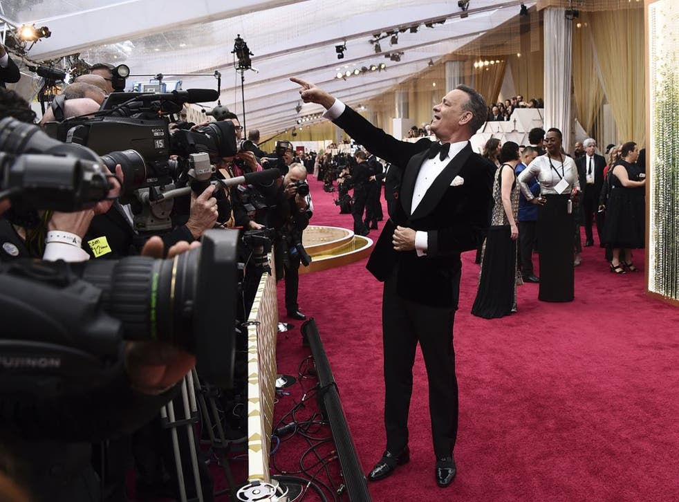 ARCHIVO - Tom Hanks llega a los Oscar en Los Angeles el 9 de febrero de 2020. La temporada de premios de Hollywood se ha vuelto virtual por la pandemia cambiando por completo de rostro.