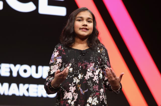 LOS ÁNGELES, CA - FEBRERO 06: Gitanjali Rao habla en el escenario durante la Conferencia de MAKERS 2018 en NeueHouse Hollywood el 6 de febrero de 2018 en Los Ángeles, California. 