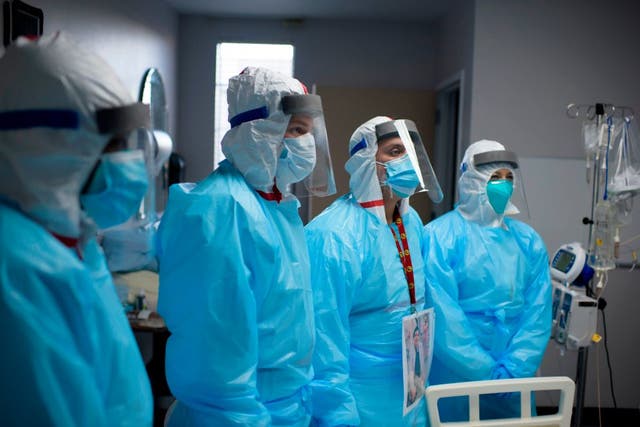 <p>Médicos prestan atención mientras el jefe de personal, el Dr. Joseph Varon, les habla en la sala Covid-19 del United Memorial Medical Center en Houston, Texas, el 4 de diciembre de 2020.</p>
