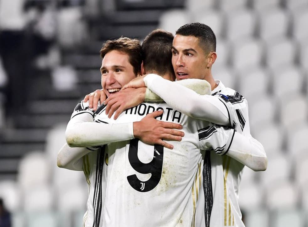 Álvaro Morata, centro, celebra con sus compañeros Federico Chiesa y Cristiano Ronaldo después de un gol de la Juventus durante el partido por el Grupo G de la Liga de Campeones ante el Dinamo de Kiev en el Estadio Allianz de Turín, Italia, el miércoles 2 de diciembre de 2020.